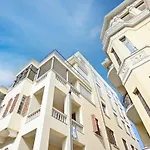 Chic 2Br Apartment Close To The Beach By Holyguest