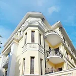 Chic 2Br Apartment Close To The Beach By Holyguest
