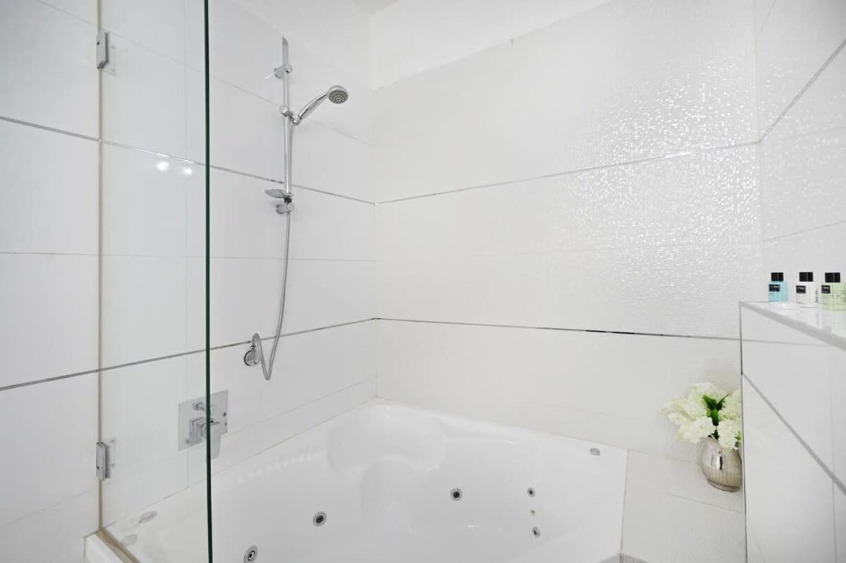 Chic 2br Close To The By Holyguest * Tel Aviv