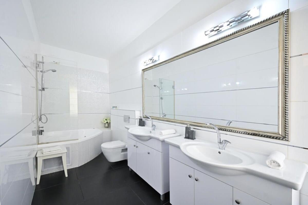 Chic 2br Close To The By Holyguest