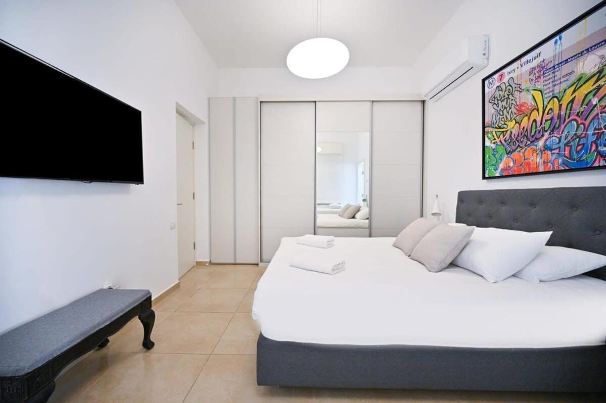 Chic 2br Close To The By Holyguest Apartment *