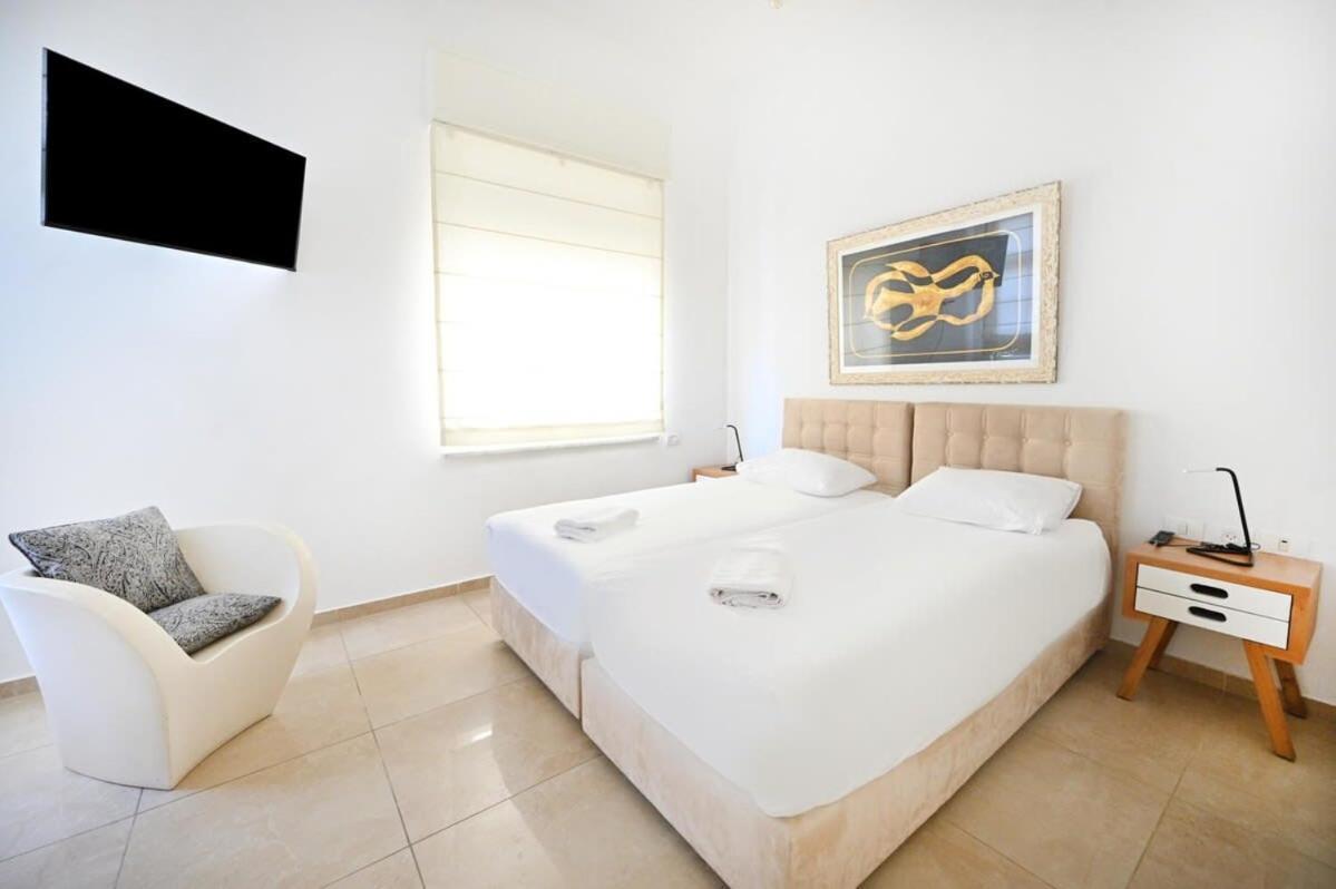 Apartment Chic 2br Close To The By Holyguest *
