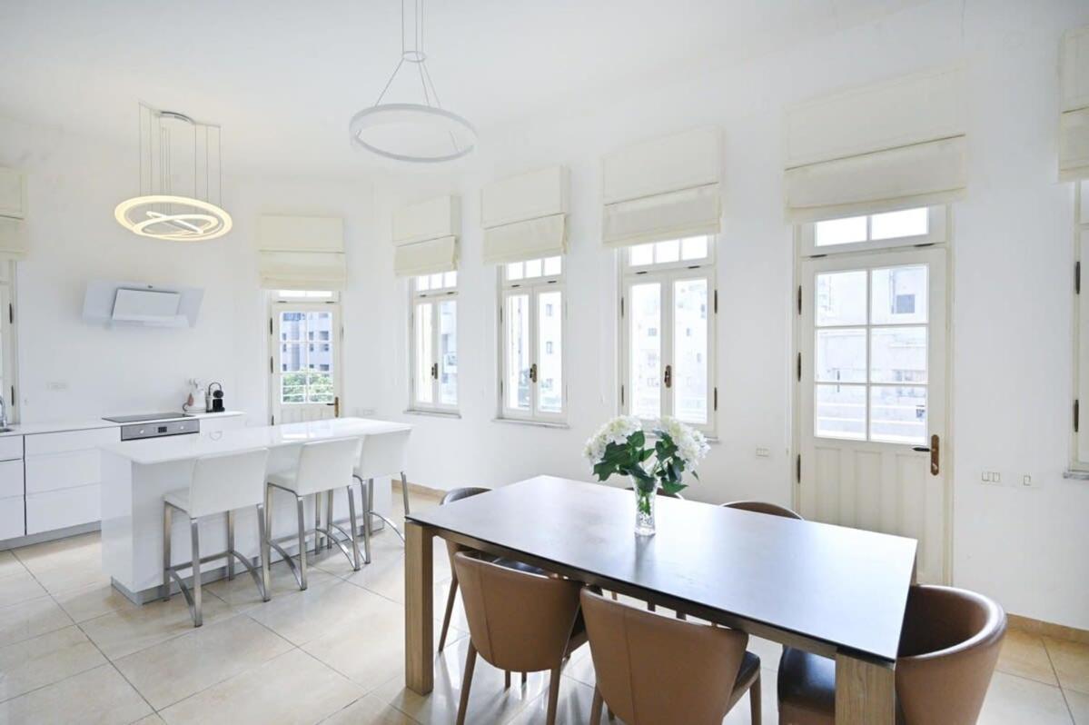 Chic 2br Close To The By Holyguest Apartment *
